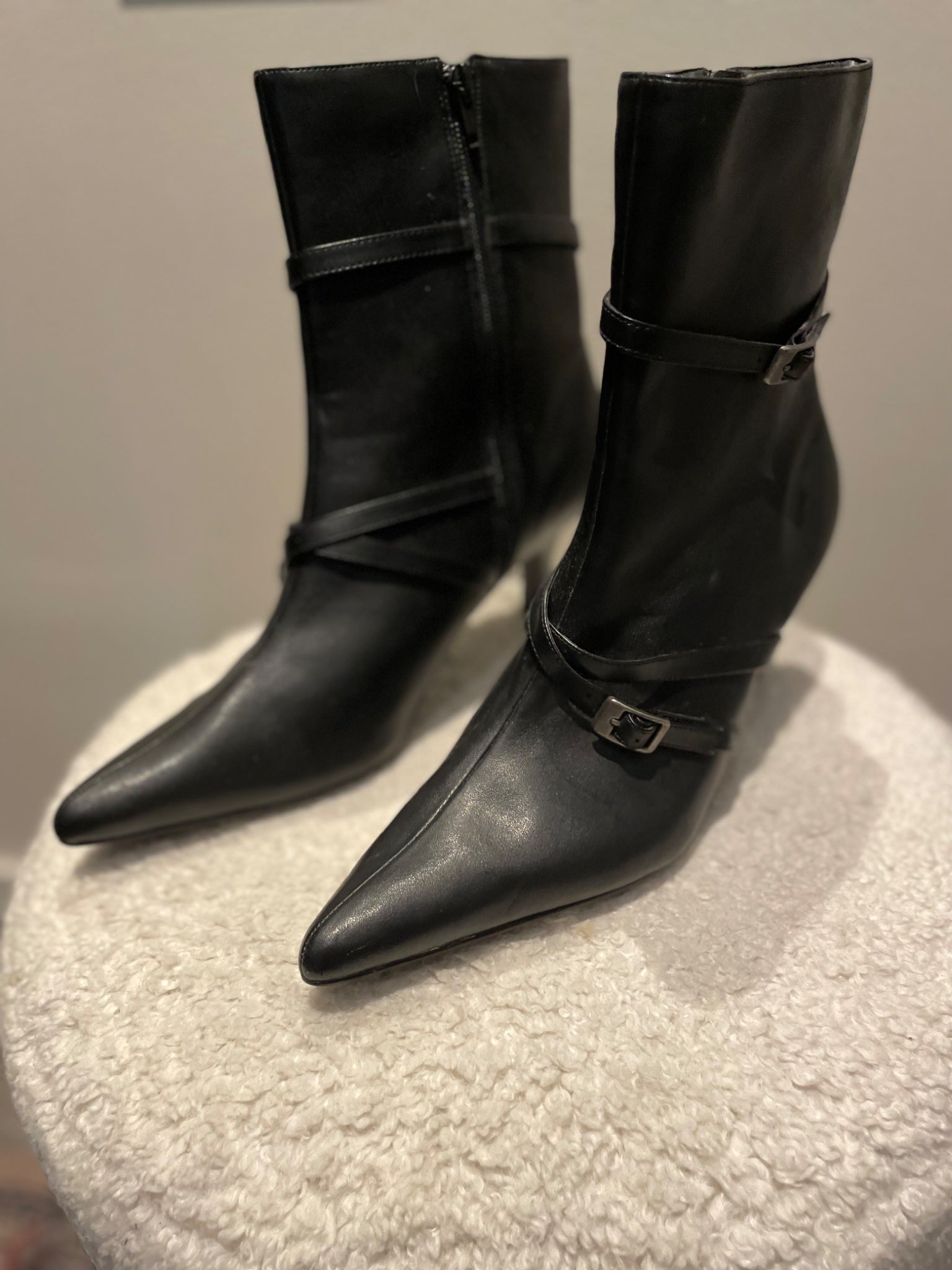 Högklackade stövlar