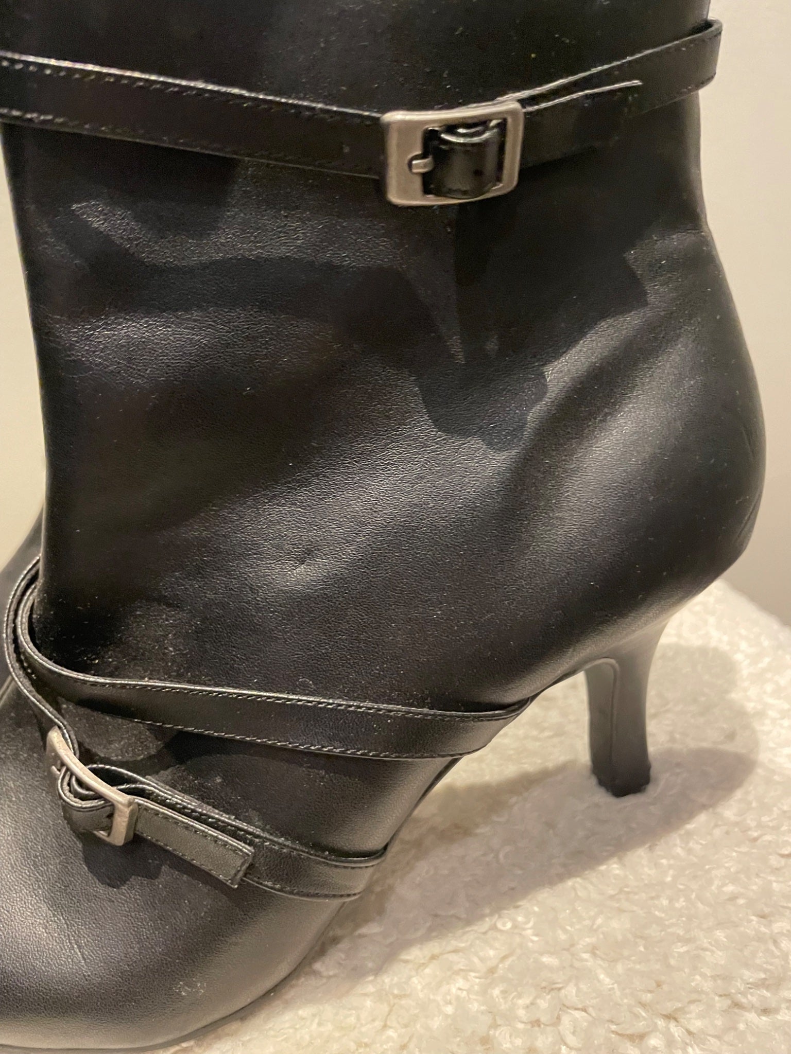 Högklackade stövlar